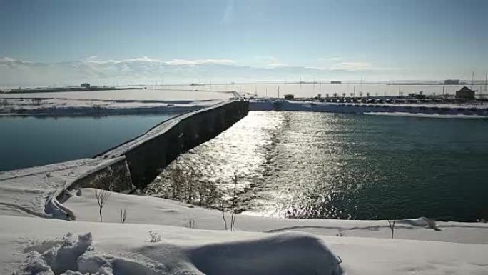 老桥河和雪冬季景色流动河水冰雪融化