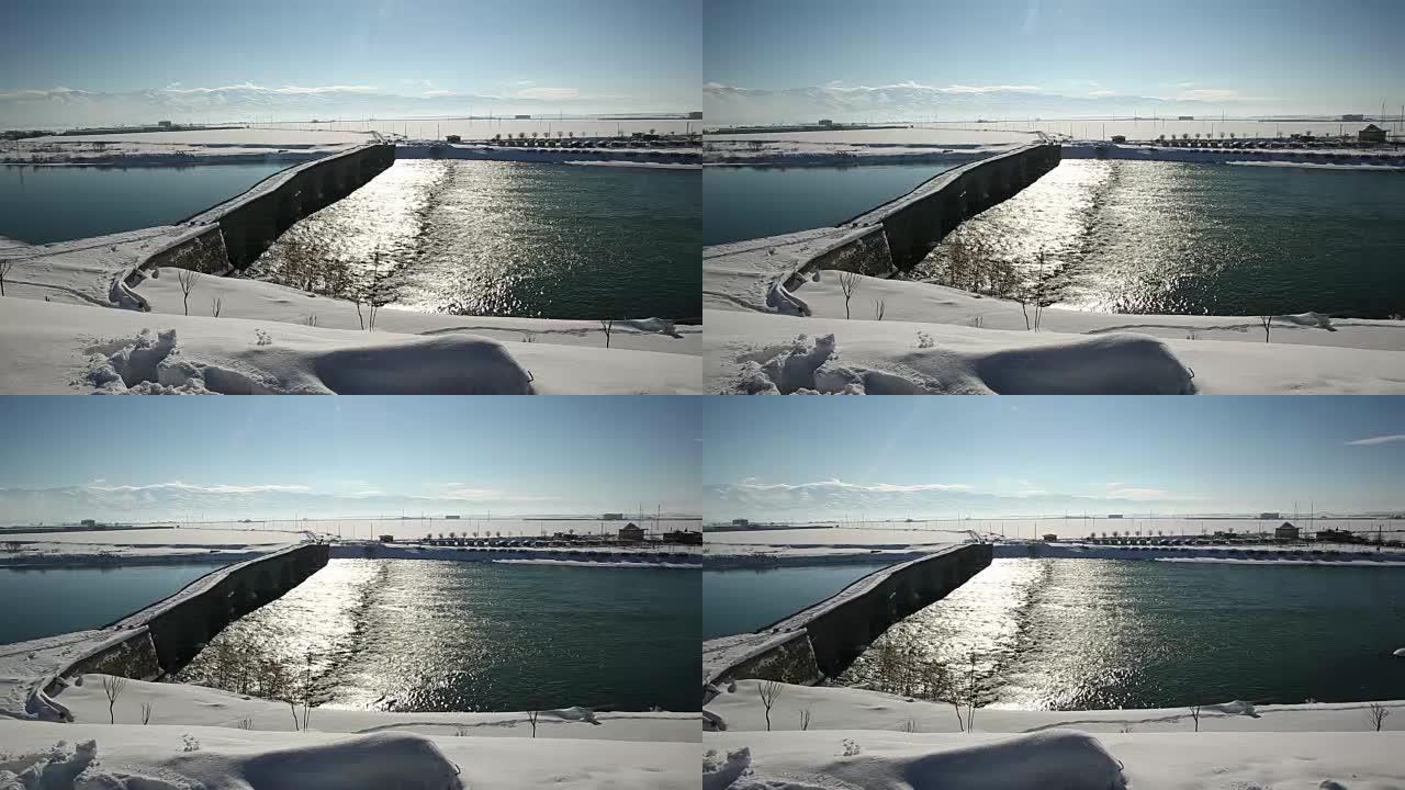 老桥河和雪冬季景色流动河水冰雪融化
