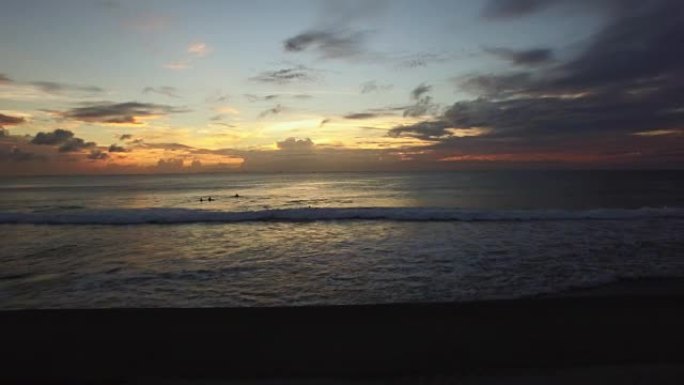 POV，日落时在海边散步的手持镜头。