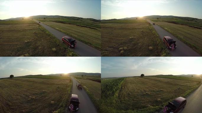 年轻女子和汽车问题