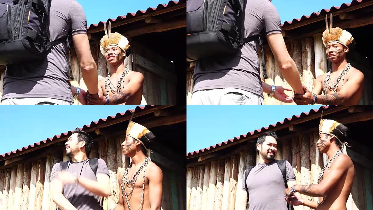 土著巴西人欢迎来自瓜拉尼族的巴西土著部落的游客