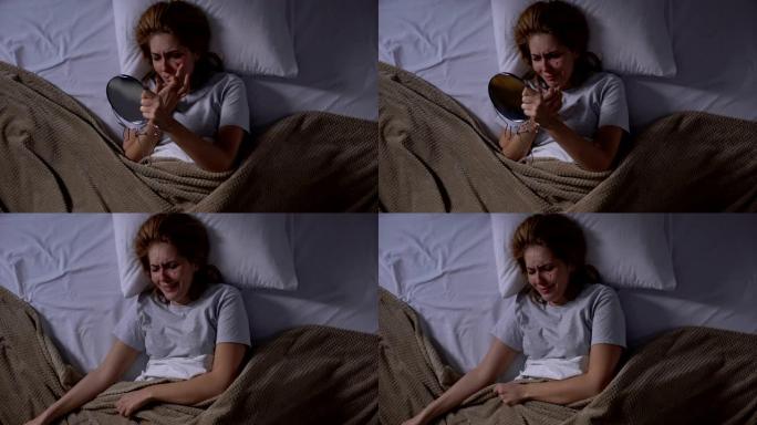 哭泣的女性用粉底遮盖脸部伤口，躺在床上照镜子