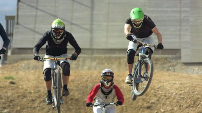 超级慢动作: 骑自行车的人在比赛中跳过泥土