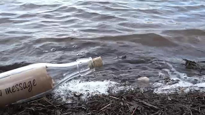 1条新消息水边玻璃瓶漂流瓶岸边漂流瓶