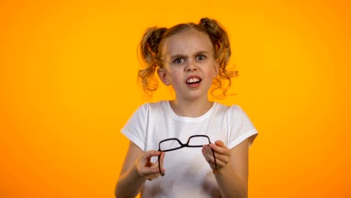 小女孩烦戴眼镜儿童眼科矫正视力