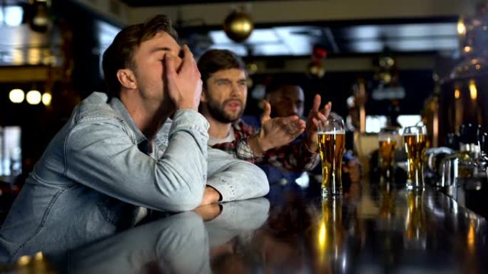 不高兴的男球迷在酒吧观看体育比赛，对输掉比赛感到失望