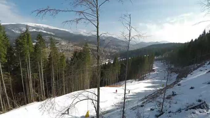 滑雪者的滑雪道。从滑雪缆车观看。