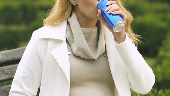 女性吃零食喝碳酸汽水孕期味觉变化