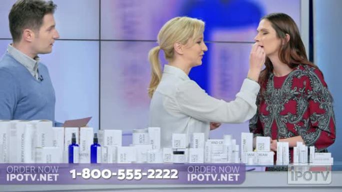 美国商业广告蒙太奇: 女人在与商业广告节目的男主持人交谈时，将化妆品系列的唇膏放在女性模特的嘴唇上