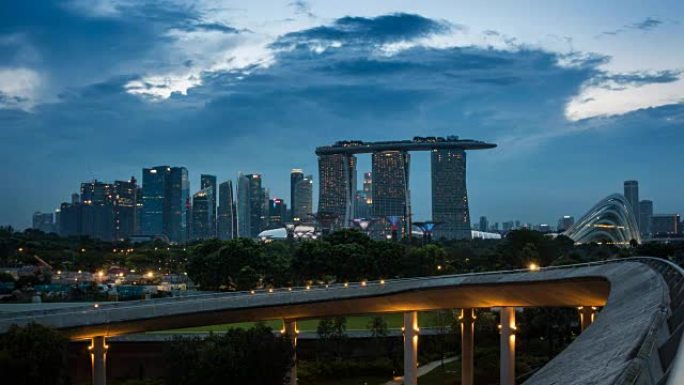 新加坡金融区和商业大楼的TL D2N景观在滨海拦河坝绿色屋顶的傍晚灯光下