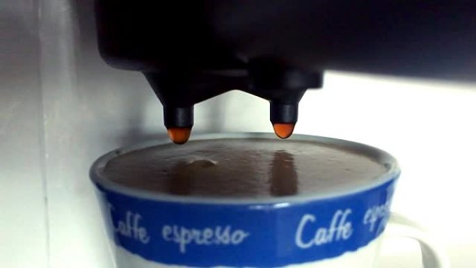 将浓缩咖啡杯移入咖啡机