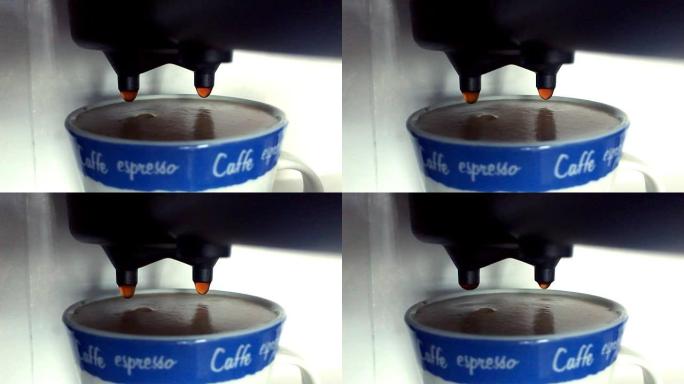 将浓缩咖啡杯移入咖啡机