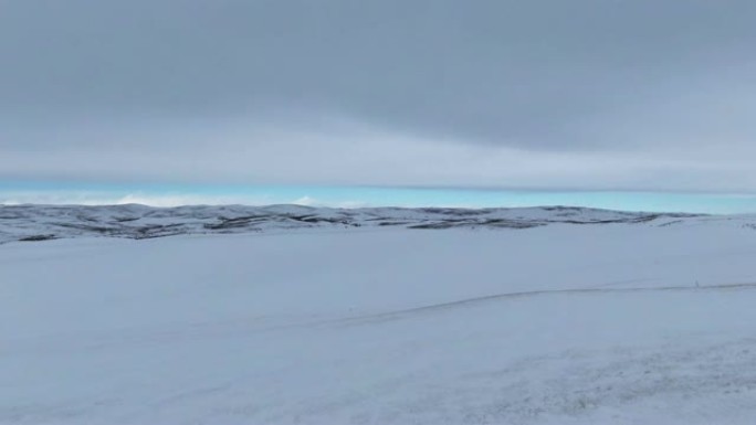 空中无人机拍摄了科罗拉多州克雷格 (Craig) 外阴云密布的白雪皑皑的丘陵景观