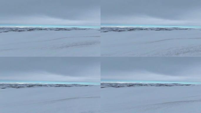 空中无人机拍摄了科罗拉多州克雷格 (Craig) 外阴云密布的白雪皑皑的丘陵景观