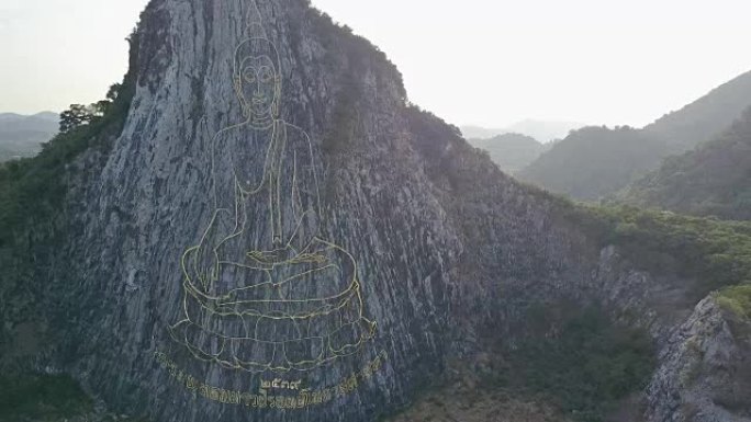 Khao Chee chan悬崖上的金雕佛像