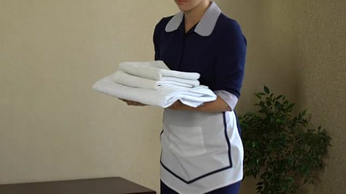 微笑的女仆提供客户白色毛巾，五星级酒店无可挑剔的服务