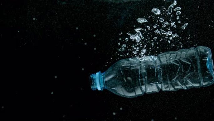 SLO MO LD塑料瓶沉入水中