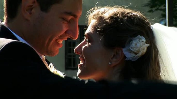 高清: 婚礼之吻外国人结婚掀开头纱婚礼拍