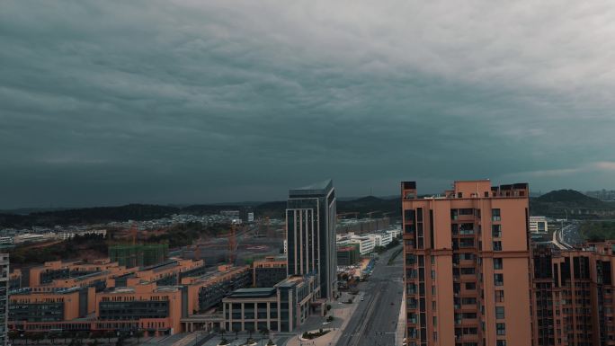 城市建筑乌云密布暴雨来临前夕延时摄影