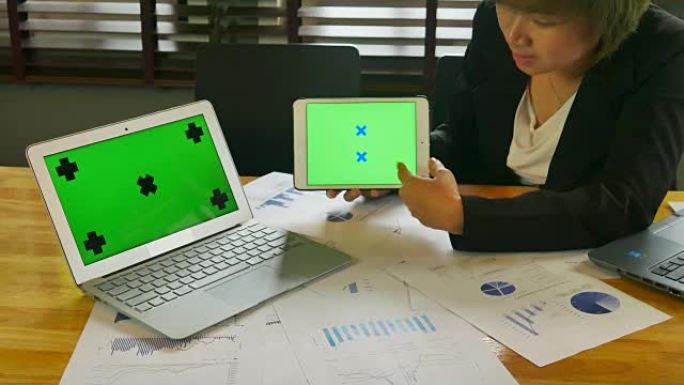 4K: 女商人展示她的数字桌，格力屏幕