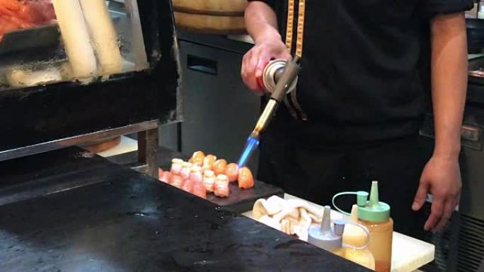 厨师烧三文鱼，日本寿司吧，曼谷，泰国。
