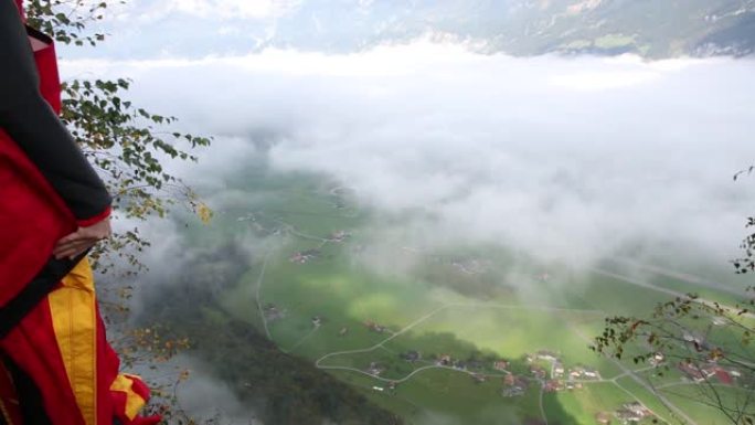 基地跳线从悬崖边缘，山脉坠落