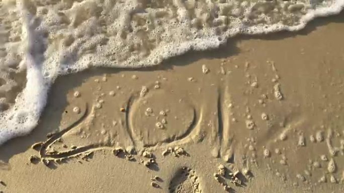沙滩上铭文的新2017年。