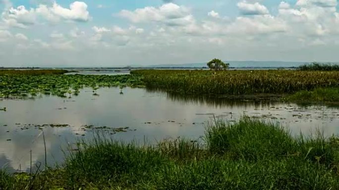 云彩漂浮在湖上。时间流逝