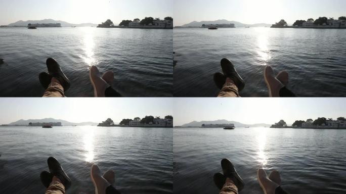 日出时，夫妻的腿在水面上晃来晃去