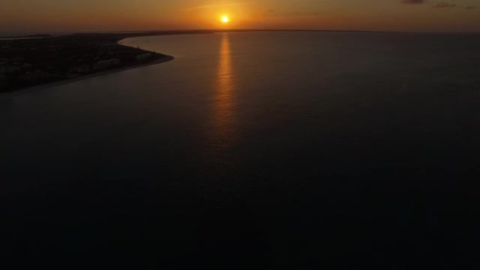 格雷斯湾、普罗维登夏莱斯、特克斯和凯科斯群岛的鸟瞰图