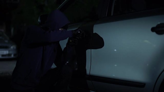 窃贼开锁后坐在车内，夜间犯罪活动，安全