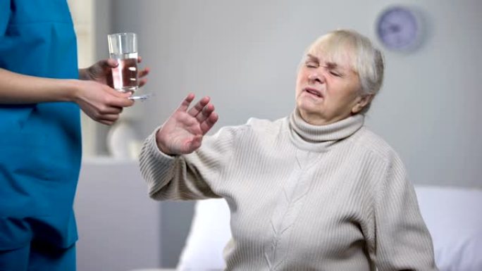 反复无常的老妇人拒绝医务人员的药物治疗