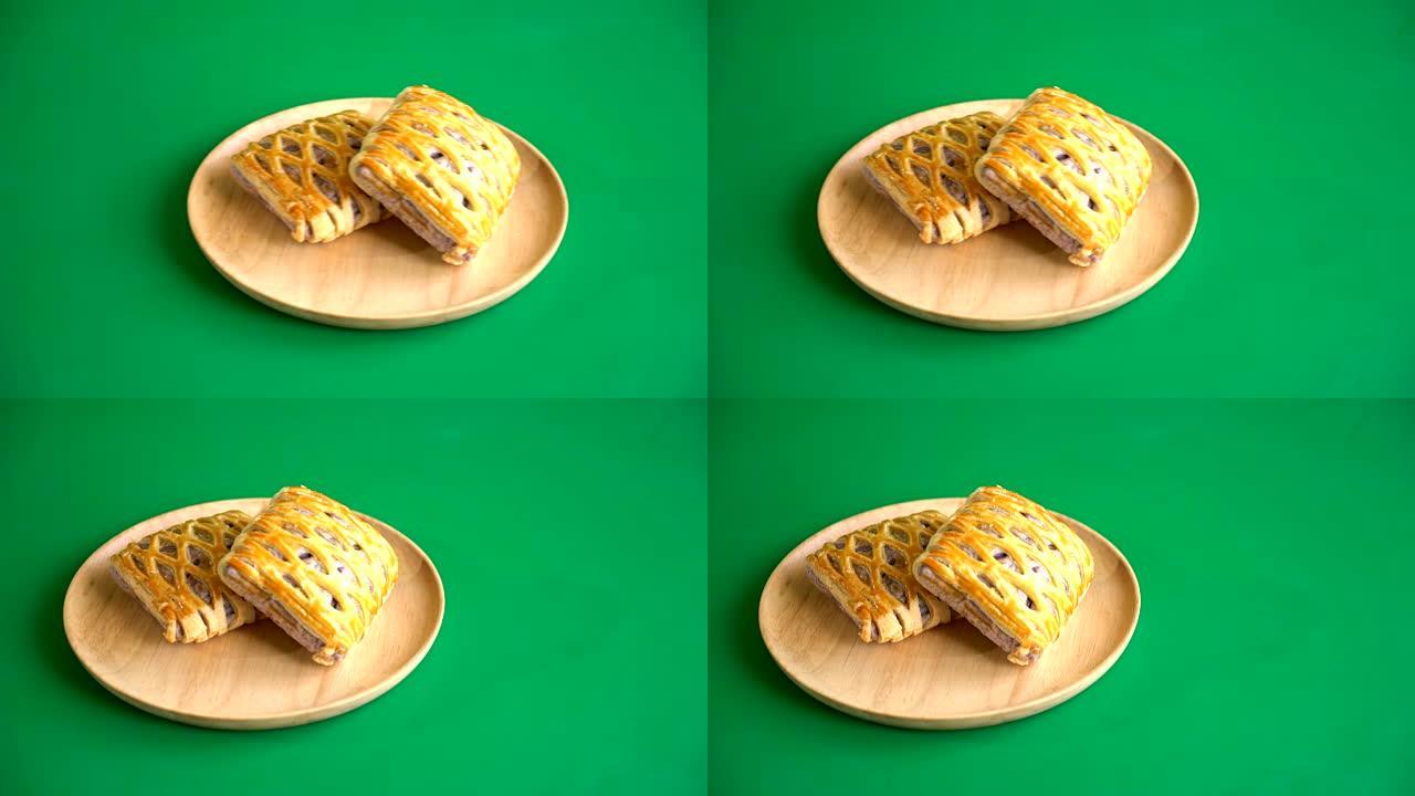 绿屏上的芋头馅饼面包特写