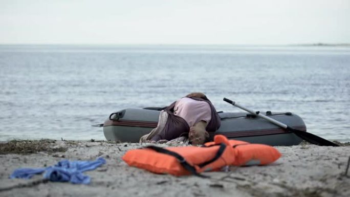 昏迷的女孩躺在海滩附近的船上，溺水的游泳者，沉船受害者