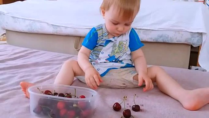 一个孩子玩樱桃