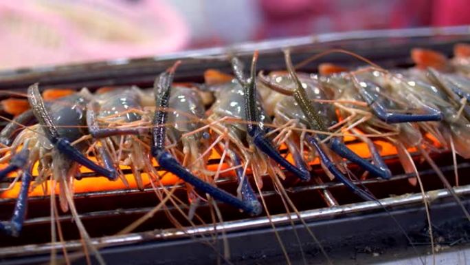 在泰国街头食品中烧烤大虾