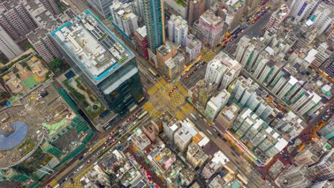 从空中俯瞰中国香港市区的汽车和拥挤的深水埗区