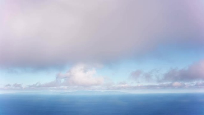 夏威夷海岸太平洋上空云层的鸟瞰图。