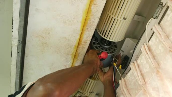 一名工人修理空调