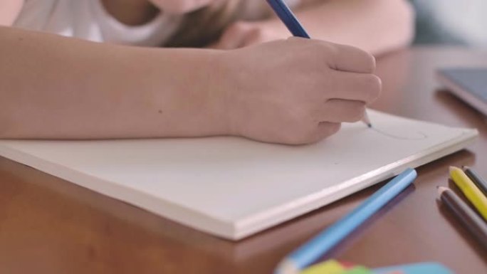 孩子的手写下数字的特写。高加索女学生在练习册上做数学。小学生学习课程。教育，学习概念。电影院4k P
