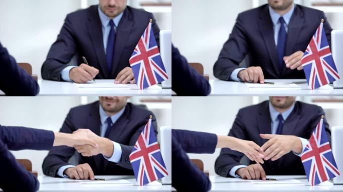 英国商人与国际合作伙伴签订合同，握手
