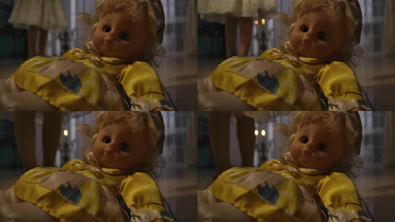 小高加索女孩的脚在烛光下慢慢走到躺在地板上的洋娃娃。恐惧，恐惧，奇怪。