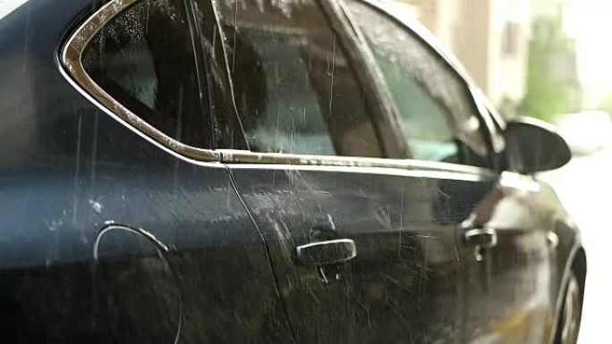 慢雨和汽车汽车下雨洗车