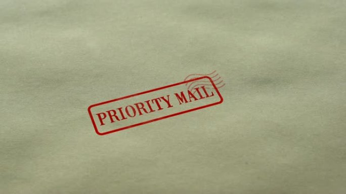 优先邮件印章盖在白纸背景上，快速送货服务