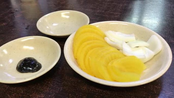 韩国首尔Jajangmyeon的配菜。