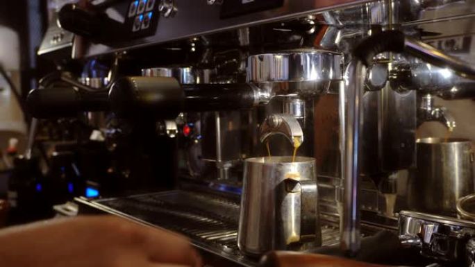 咖啡师在咖啡馆准备冲泡浓缩咖啡