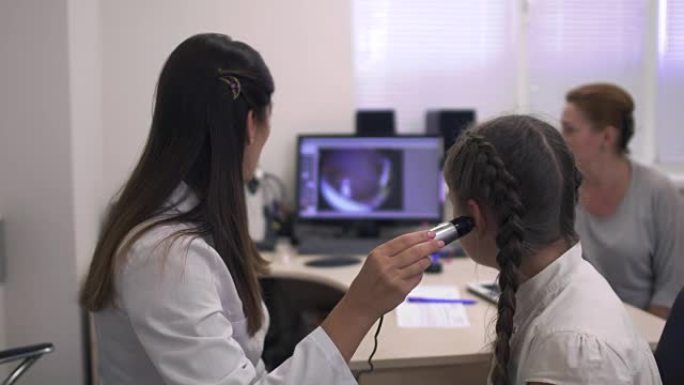 小女孩检查听力国外医生诊疗女孩检查听力检