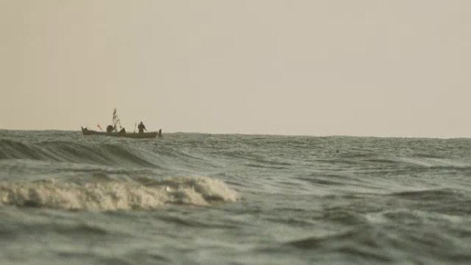 海上旧渔船渔船轮船大海航行海水海面乘风破