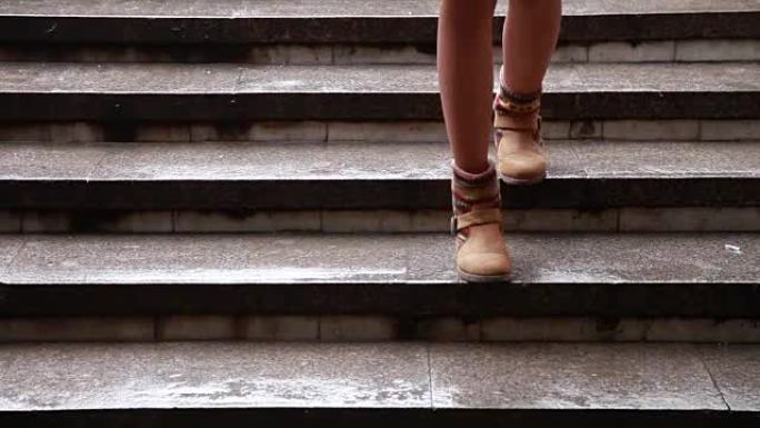 女人的脚走下大理石楼梯的特写