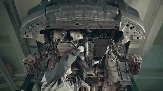 专业机械师在汽车修理厂修理汽车
